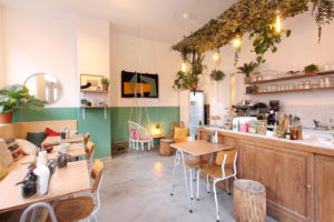 Salle de café-restaurant et boutique pour consommer responsable