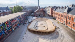 Zone industrielle avec une piste de skateboard en bois 